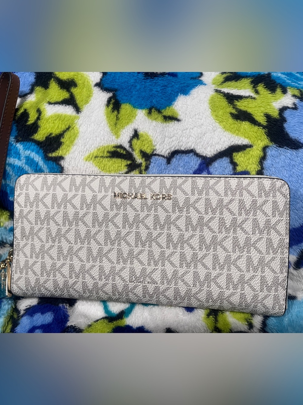 NEW Classic Michael Kors continental wallet. Gold-tone logo & zipper accents